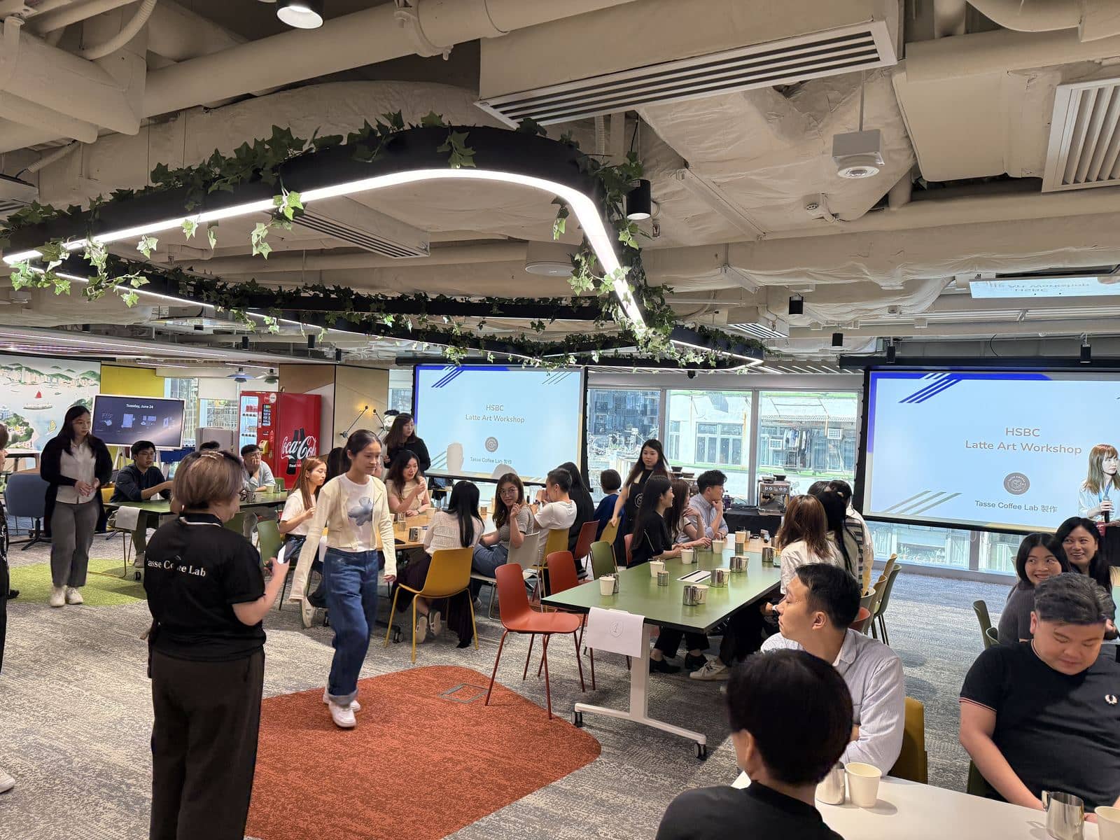 滙豐一場活動，到會與拉花雙線進行 — 2